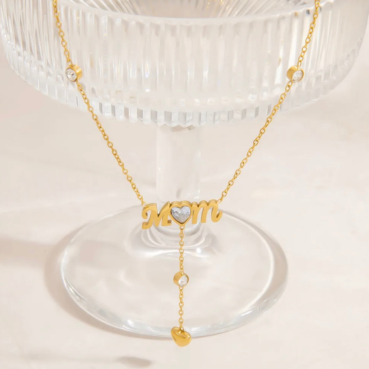 Hermoso collar MOM dorado con destellos
Un detalle lleno de amor, perfecto para recordarle todos los días lo especial que es. ✨
